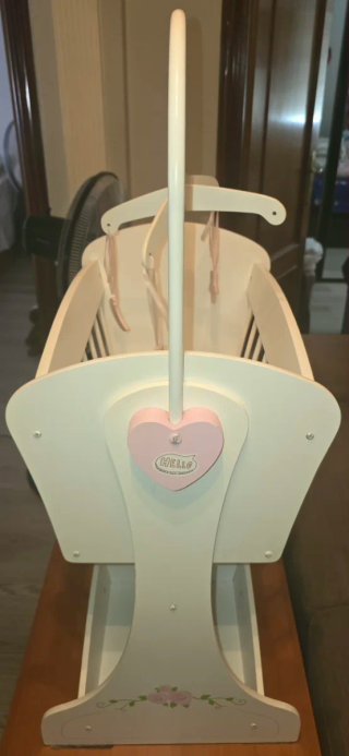 Cuna de madera para bebé con móvil