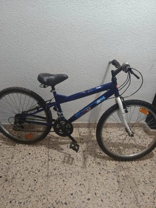 Bicicleta azul montaña