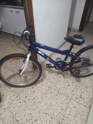 Bicicleta azul montaña