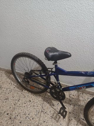 Bicicleta azul montaña
