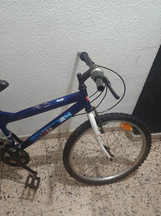 Bicicleta azul montaña