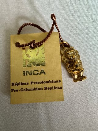 Amuleto precolombino figura ritual chapado oro