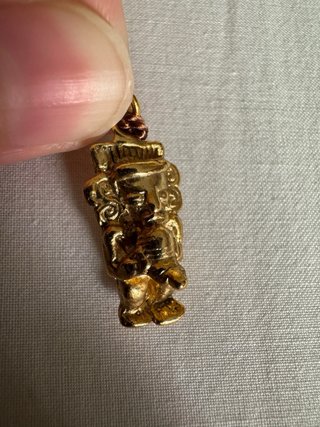 Amuleto precolombino figura ritual chapado oro