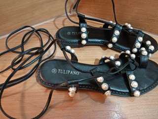 Sandalias Romanas Negras con Perlas