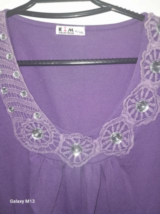 Blusa floral y camiseta morada