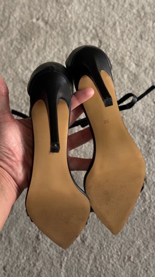 Tacones altos negros