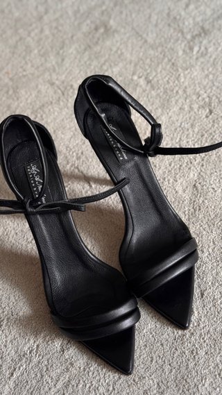Tacones altos negros