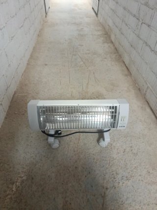 Calefactor eléctrico plateado y blanco