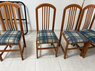 Juego de 4 sillas de madera con tapizado