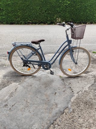 Bicicleta urbana azul con cesta