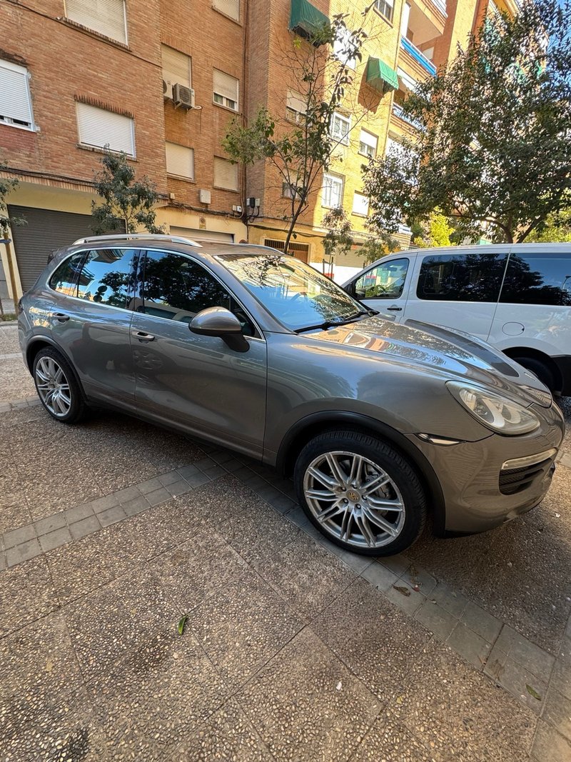 Porsche Cayenne 2011 - foto 1