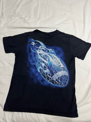 Camiseta Negra con Diseño de Balón de Fútbol