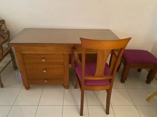 Escritorio de madera con cristal y silla