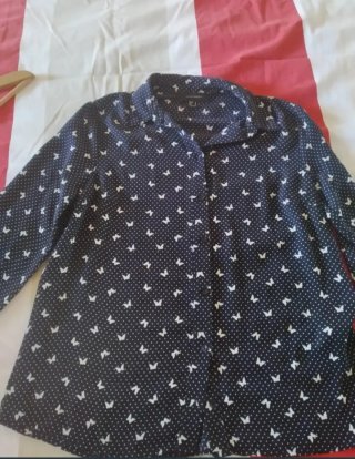 Camisa S azul y blanca con estampado de mariposas