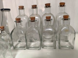 Confezione di bottiglie di vetro con tappi in sughero