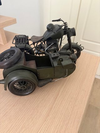 Moto con sidecar decorativa