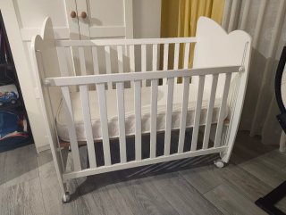 Cuna de bebé casi nueva. Con juego de sábanas