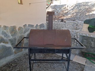 Barbacoa de metal negra