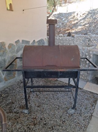 Barbacoa de metal negra