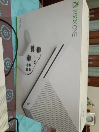 Xbox One S 1TB + Disco 2TB Seagate + Mando + caja
