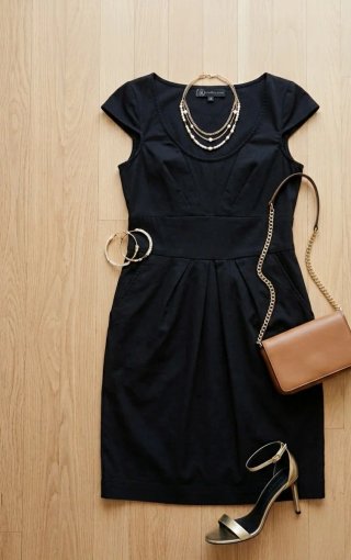 Vestido negro con detalles plisados