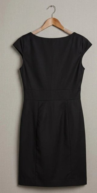 Vestido negro con detalles plisados