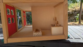 Casita de muñecas de madera