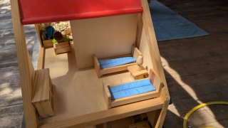 Casita de muñecas de madera