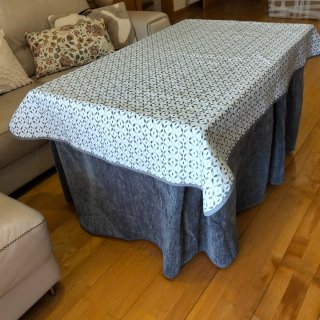 Falda gris para mesa rectangular con tapete
