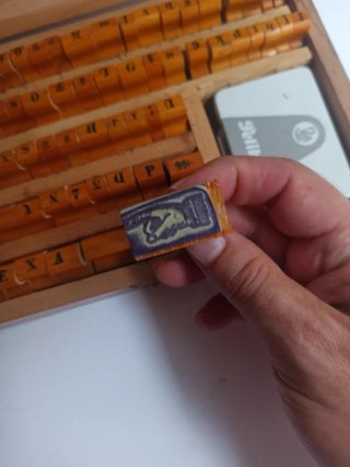 Imprenta rotuladora de madera con sellos años 60