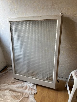 Ventana de madera con vidrio texturizado