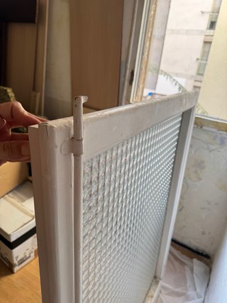 Ventana de madera con vidrio texturizado