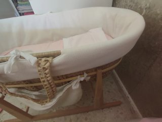 Moisés de bebé mimbre con el colchoncito.