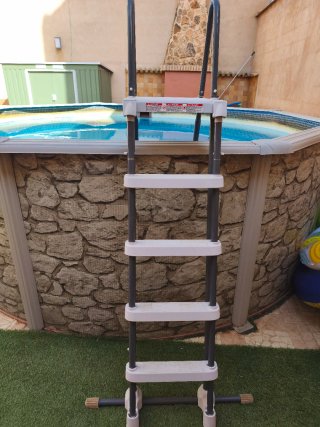 Piscina Hexagonal Piedra y Azul