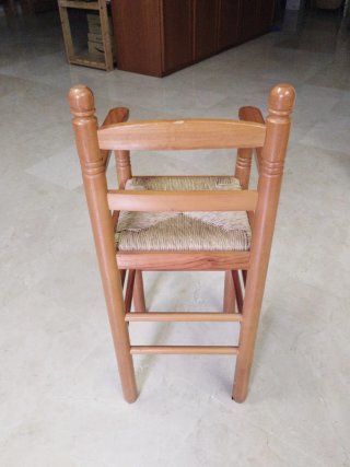 Trona de madera rústica