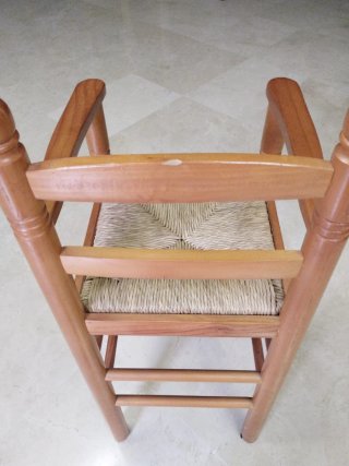 Trona de madera rústica