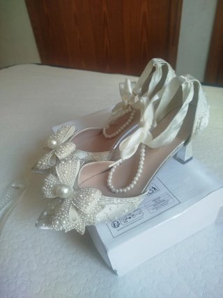 Zapatos de Novia Blancos con Perlas y Lazos
