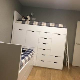 Mueble dormitorio blanco con cama alta San cugat