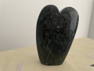 Escultura pareja abstracta en serpentina