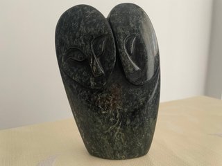 Escultura pareja abstracta en serpentina