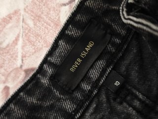 Pantaloncini neri strappati