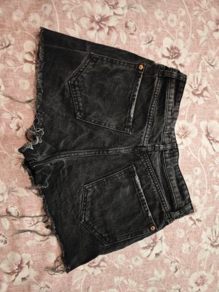Pantaloncini neri strappati