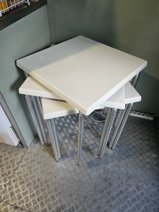 Tavoli impilabili bianchi con gambe in alluminio