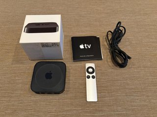 Apple TV con mando y cables