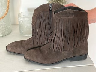 Botines niña con flecos marrones