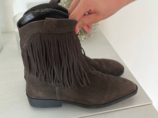 Botines niña con flecos marrones
