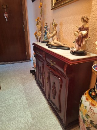 Recibidor de madera con figuras de porcelana