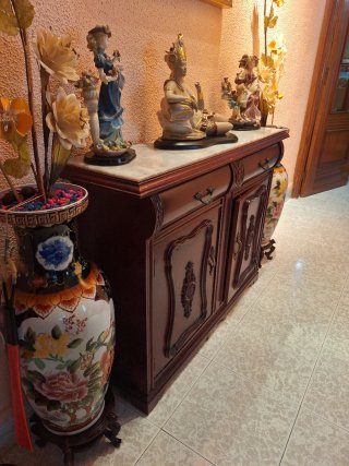 Recibidor de madera con figuras de porcelana
