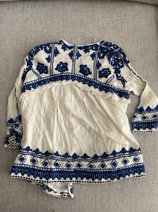 Blusa Zara bordada azul y blanca Talla s