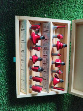 Fresadora de madera con fresas